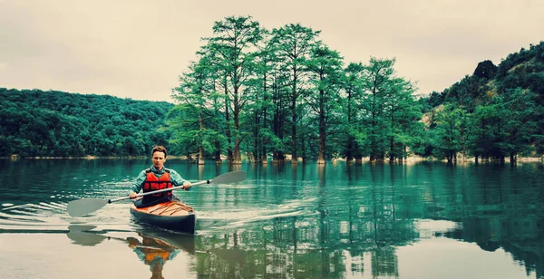 Uomo Canottaggio Kayak All Aperto — Foto Stock