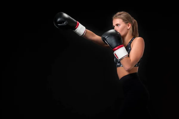 黒の背景にスタジオで ボクシング グローブの美しい女性アスリート — ストック写真