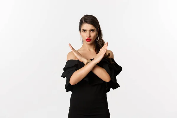 Mode Schoonheid Serieuze Zelfverzekerde Vrouwelijke Model Zwarte Jurk Tonen Kruis — Stockfoto