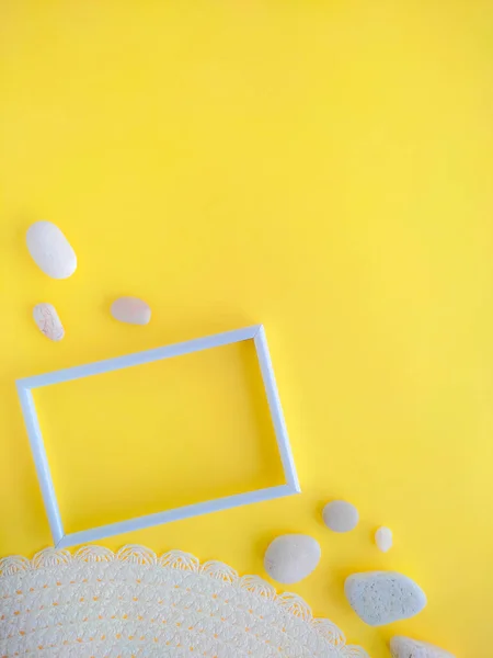 空の白い写真フレーム 黄色の背景の小石 — ストック写真