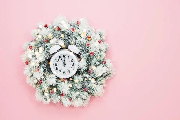 White Christmas Wreath Decoration Alarm Clock Pink Background Copy Space — Zdjęcie stockowe