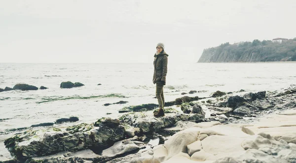 Γυναίκα Στέκεται Στην Ακτή — Φωτογραφία Αρχείου