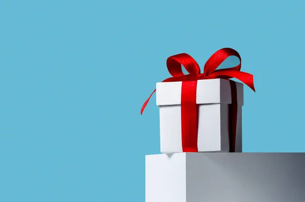 Творча Різдвяна Концепція White Gift Box Red Ribbon Stand Blue — стокове фото