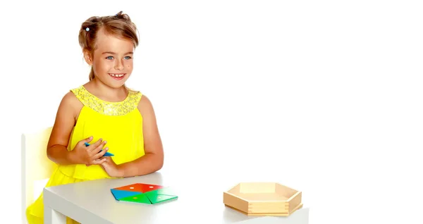 Küçük Bir Kız Montessori Dersleri Alıyor — Stok fotoğraf