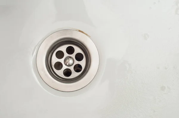 Grid Draining Water White Ceramic Sink — Stock Photo, Image