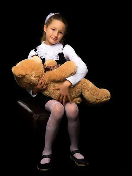 Klein Meisje Met Een Teddybeer Een Zwarte Achtergrond — Stockfoto