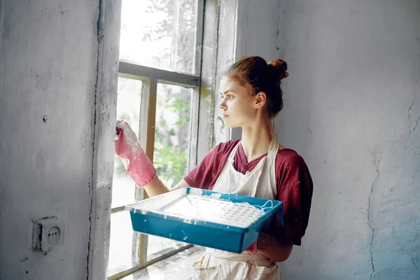 Kvinna Förkläde Målare Reparation Målning Fönster — Stockfoto