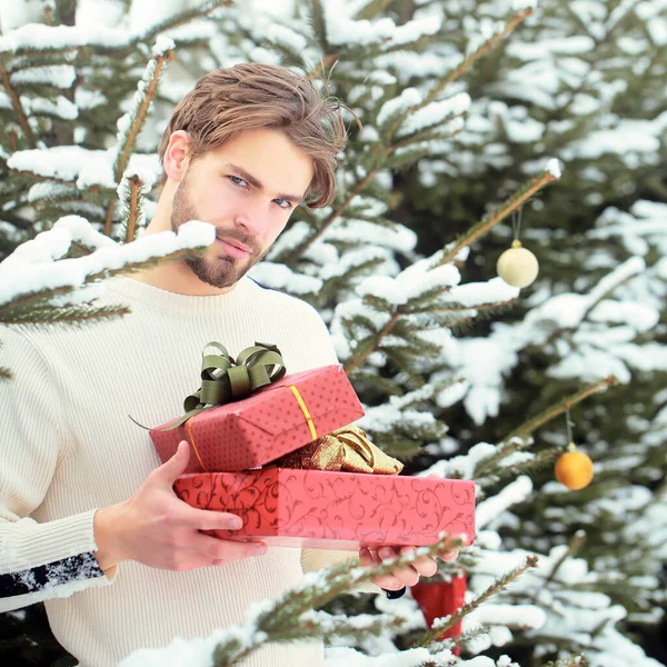 Seksowny Mężczyzna Trzyma Prezent Świąteczny Śniegu Drewna Świeżym Powietrzu Wesołych — Zdjęcie stockowe