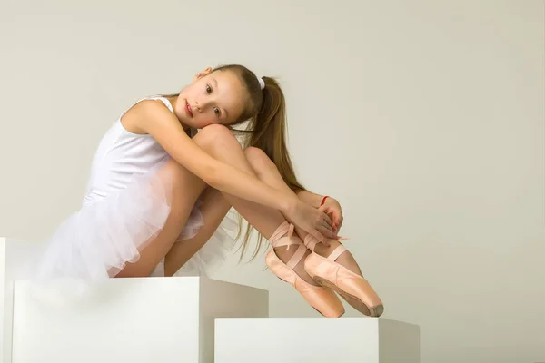 Menina Bailarina Coloca Sapatos Pontiagudos Conceito Dança — Fotografia de Stock