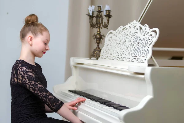 Girl White Grand Piano — Stock Photo, Image