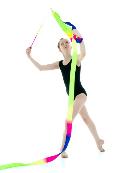 女子体操运动员用带子进行练习 — 图库照片