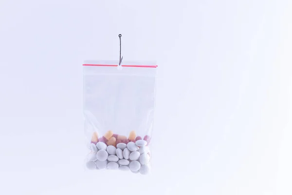 Gekleurde Pillen Tabletten Opknoping Kleine Ziplock Bag Een Vishaak — Stockfoto