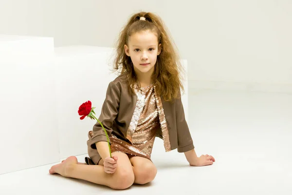 Krásná Dívka Sedí Hlavou Skloněnou Strany Růžovou Květinou — Stock fotografie