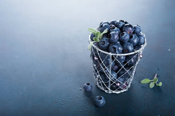 在金属杯新鲜采摘蓝莓 — 图库照片