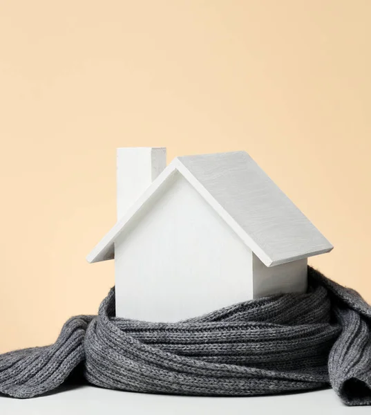 Een Wit Houten Miniatuur Huis Verpakt Een Grijze Gebreide Sjaal — Stockfoto