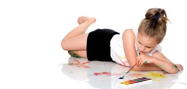 Ein Kleines Mädchen Malt Mit Farbe Und Pinsel — Stockfoto