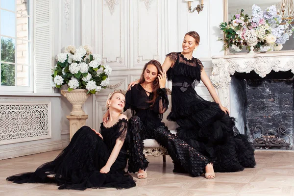 Три Молодые Красивые Леди Черном Кружева Стиль Платье Позировать Богатом — стоковое фото