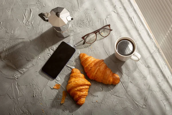 クロワッサンとコーヒーとモカ鍋で朝食 朝の食事と朝食のコンセプト — ストック写真