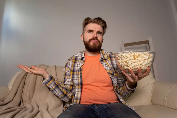 Brodaty Mężczyzna Ogląda Film Lub Sport Gry Jedząc Popcorn Domu — Zdjęcie stockowe