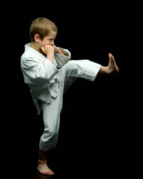 Een Kleine Jongen Een Witte Kimono Vervult Klappen — Stockfoto