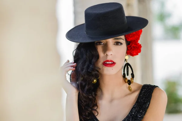 Mulher Usando Chapéu Espanhol Cravos Vermelhos Seu Cabelo — Fotografia de Stock