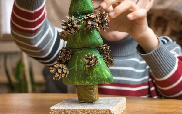 Menino Decora Uma Árvore Natal Feita Mão Com Cones Pinho — Fotografia de Stock