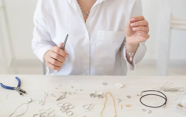 Close Professional Jewelry Designer Making Handmade Jewelry Studio Workshop Close — Stok fotoğraf