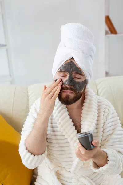 Bearded Man Har Ren Fräsch Hud Bär Skönhetslera Mask Ansiktet — Stockfoto