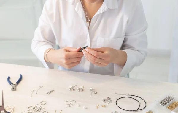 Profesyonel Mücevher Tasarımcısı Stüdyo Atölyesinde Yapımı Mücevher Yapıyor Moda Yaratıcılık — Stok fotoğraf