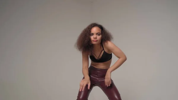 Expressar Emoções Dança Jovem Afro Americana Vestindo Top Preto Calças — Fotografia de Stock