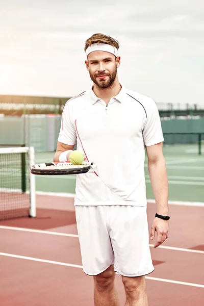 Joue Beau Homme Debout Sur Court Tennis — Photo