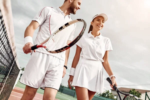 Njuter Att Vara Planen Unga Par Kommer Att Spela Tennis — Stockfoto