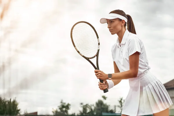 Kvinna Som Spelar Tennis Och Väntar Tjänsten — Stockfoto