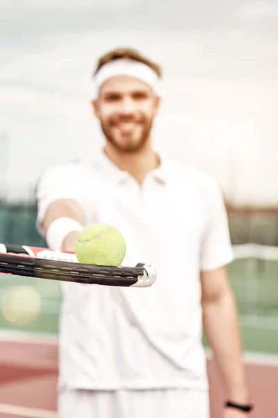 コートにラケットを持つハンサムなテニス選手 — ストック写真