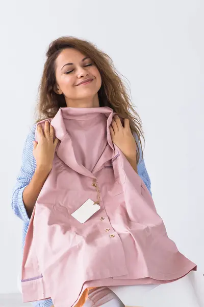 Çevrimiçi Alışveriş Dağıtım Moda Konsepti Kanepede Oturan Kadın Online Kıyafet — Stok fotoğraf