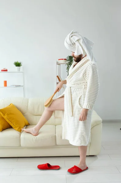 Retrato Cara Alegre Usar Toalha Turbante Faz Uma Massagem Com — Fotografia de Stock