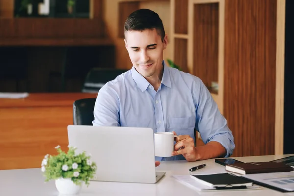 Male Marketing Managers Drink Coffee While Working Reduce Drowsiness Using — Stock Photo, Image