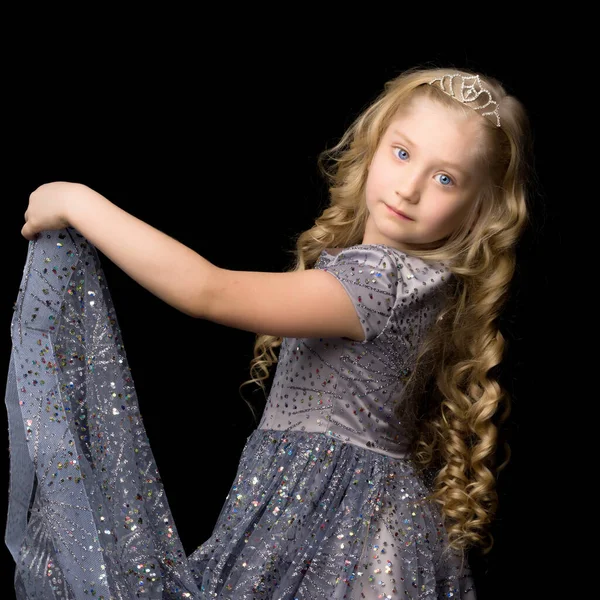 Una Bambina Abito Lungo Elegante Una Principessa Uno Sfondo Nero — Foto Stock