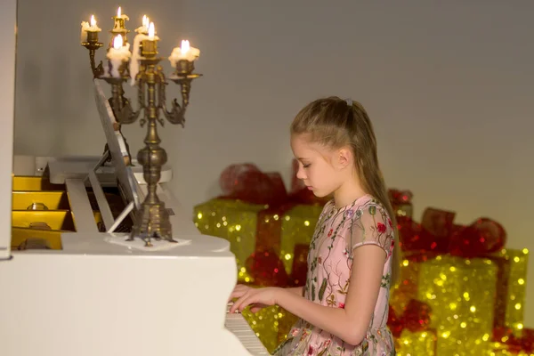Mum Ile Süslenmiş Piyano Çalan Güzel Kız — Stok fotoğraf