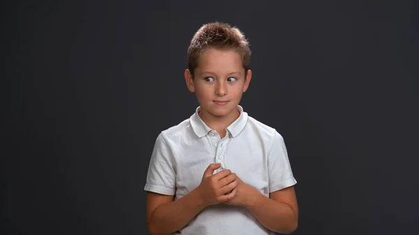 Разочарованный Мальчик Белой Рубашке Держась Руки Перед Ним Смотрит Боком — стоковое фото