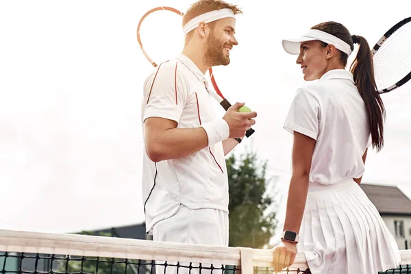 Förståelse Det Kortaste Avståndet Mellan Två Pekar Beskådar Två Tennisspelare — Stockfoto