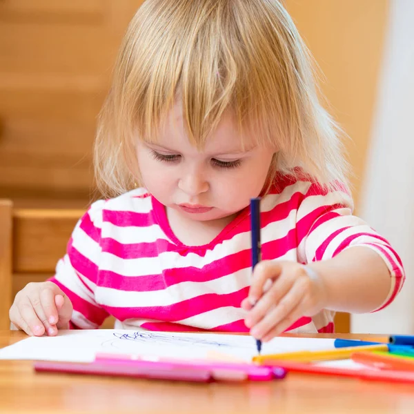 Милая Маленькая Девочка Рисует Ручки Войлочными Кончиками — стоковое фото