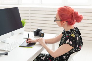 Grafik tasarımcı, insan kavramı - Ofiste çalışan grafik tablet ile genç tasarımcı kadın hipster