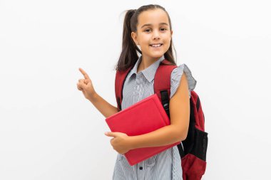 Küçük liseli kız beyaz arka planda görünüyor.
