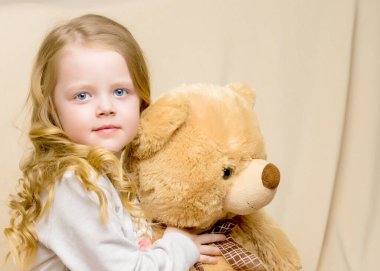 Oyuncak ayıyla küçük bir kız