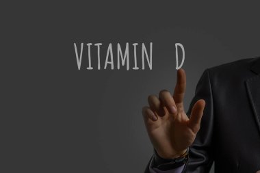 İş adamının elinde D vitamini var.
