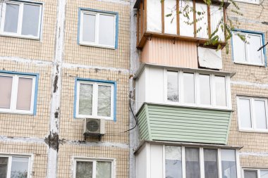 Balkonlu bir binanın ön cephesi..