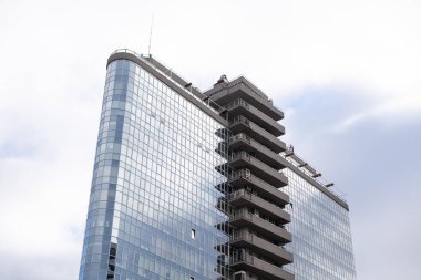 Çelik mavi camlı gökdelenlere panoramik ve perspektif manzarası, başarılı endüstriyel mimari iş konsepti