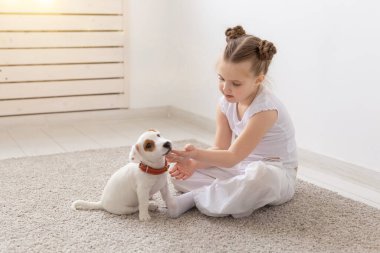 Çocuk ve hayvan kavramı - katta oturan onun sahibi ile köpek yavrusu