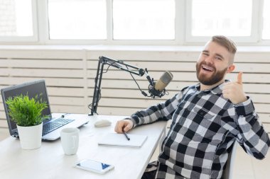 teknoloji, ev, müzik ve yaşam kavramı - laptop ve kulaklık ev gülümseyen başparmak gösteriliyor